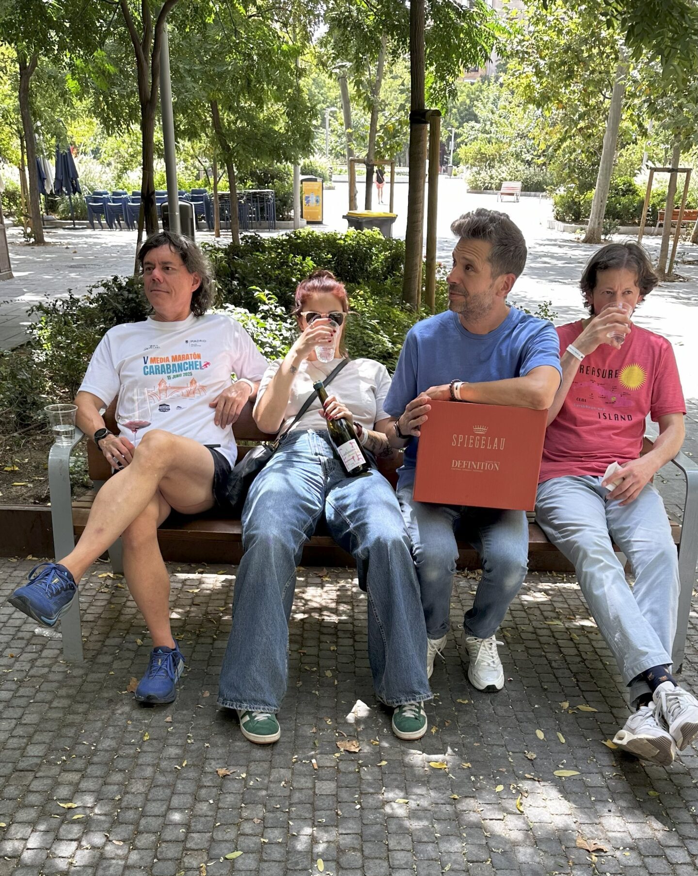 DESPARCHADO: describe a una persona que está aburrida, sin nada que hacer, sin planes o actividades, o que siente falta de motivación. 🍷