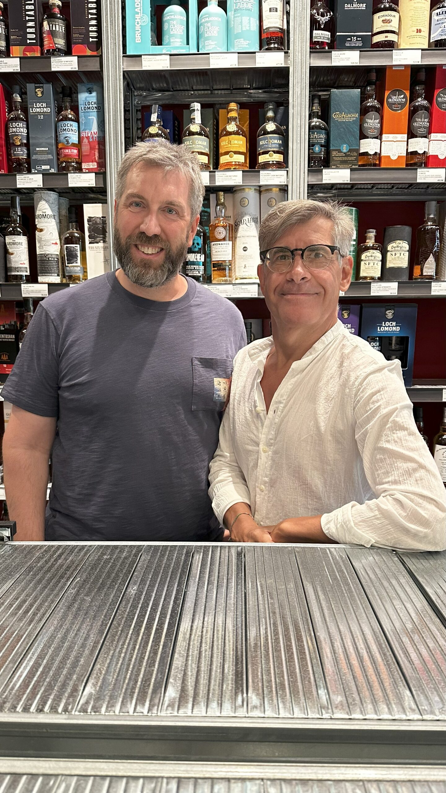 Antes de que un whisky se convierta en la joya que conocemos, existe su versión más pura: el New Make, ese destilado transparente y vibrante que revela el alma de cada malta. En esta nueva edición de nuestra serie Whisky de Aficionado para Aficionado, Jesús y Mario regresan para guiarnos en una experiencia única: descubrirás 6 New Make y sus respectivas versiones terminadas. Una oportunidad irrepetible para entender cómo la madera, el tiempo y la paciencia transforman la esencia en complejidad.