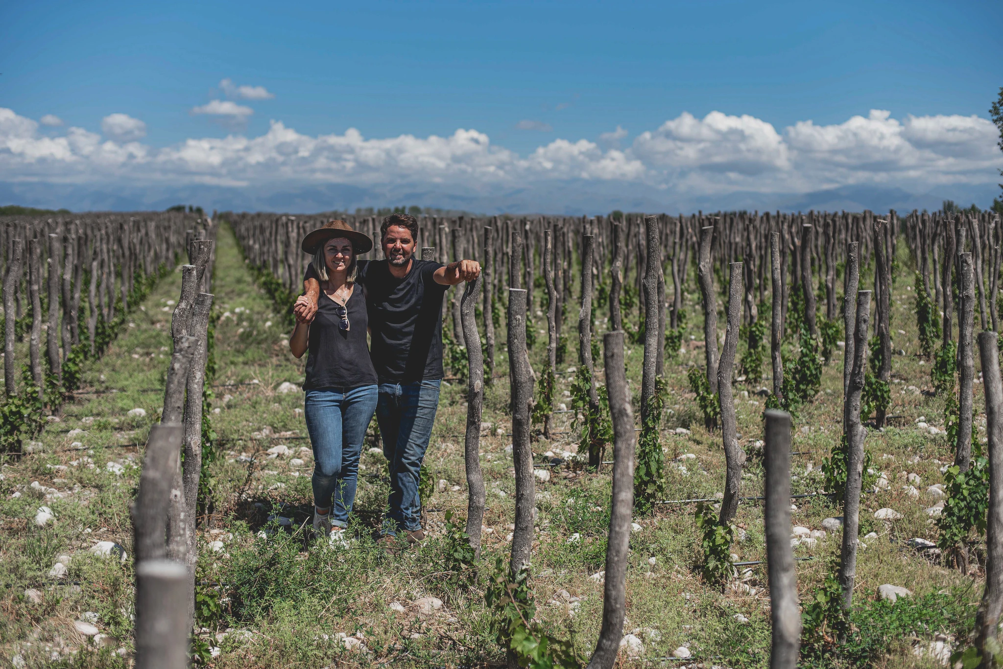 mtYOTW2cvZM5FA0dKBwUWawVp68 👤 Germán Masera: el alma inquieta detrás del proyecto Agrónomo, viticultor y enólogo, Germán ha trabajado en algunas de las bodegas más importantes de Argentina antes de fundar su proyecto personal. En Escala Humana, despliega toda su sensibilidad para interpretar la viticultura como un diálogo con la naturaleza, elaborando vinos con carácter, frescura y una profunda conexión emocional con el paisaje de Gualtallary y Tupungato.