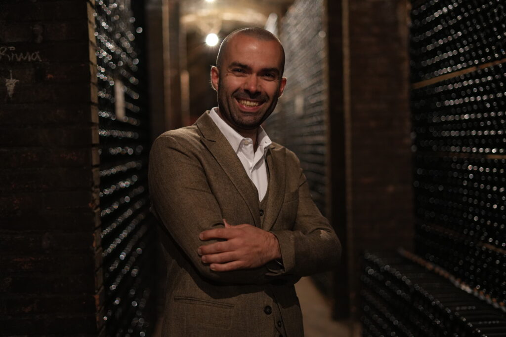 🌍 El vino visto desde la cima del conocimiento Hay catas, y luego están las que dejan huella. En esta ocasión, tenemos el honor de recibir a Álvaro Ribalta MW, uno de los pocos Masters of Wine españoles y una figura clave en la escena internacional. Una oportunidad única para aprender, disfrutar y descubrir el vino desde una perspectiva que solo unos pocos en el mundo poseen.