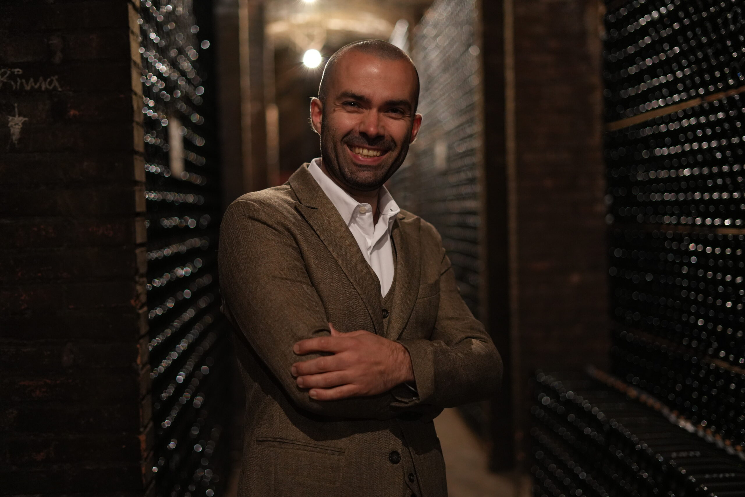 🌍 El vino visto desde la cima del conocimiento Hay catas, y luego están las que dejan huella. En esta ocasión, tenemos el honor de recibir a Álvaro Ribalta MW, uno de los pocos Masters of Wine españoles y una figura clave en la escena internacional. Una oportunidad única para aprender, disfrutar y descubrir el vino desde una perspectiva que solo unos pocos en el mundo poseen.