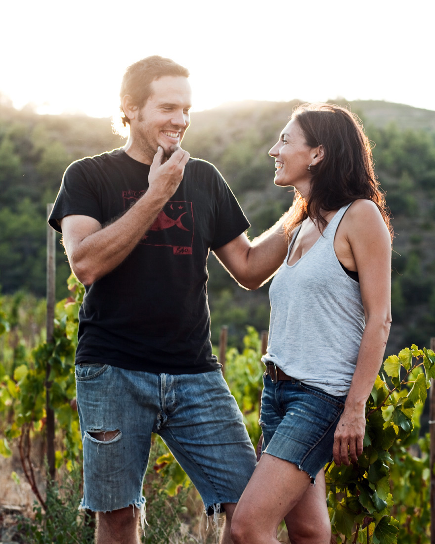🌟 Ellos dos, juntos por primera vez en Madrid Dos figuras con historia, origen y visión. Sara Pérez, considerada una de las mujeres más influyentes del vino en España, apostó por viticultura ecológica desde muy joven, recuperando variedades olvidadas y elaborando vinos de parcelas que reflejan la tierra del Priorat sin filtros ni modas. René Barbier, uno de los pioneros que colocó a Priorat en el mapa mundial, impulsó Clos Mogador y otros proyectos simbólicos de la región. Su filosofía se centra en un terroir honesto: prácticas biodinámicas, vendimia manual y maceraciones largas que expresan la voz del viñedo.