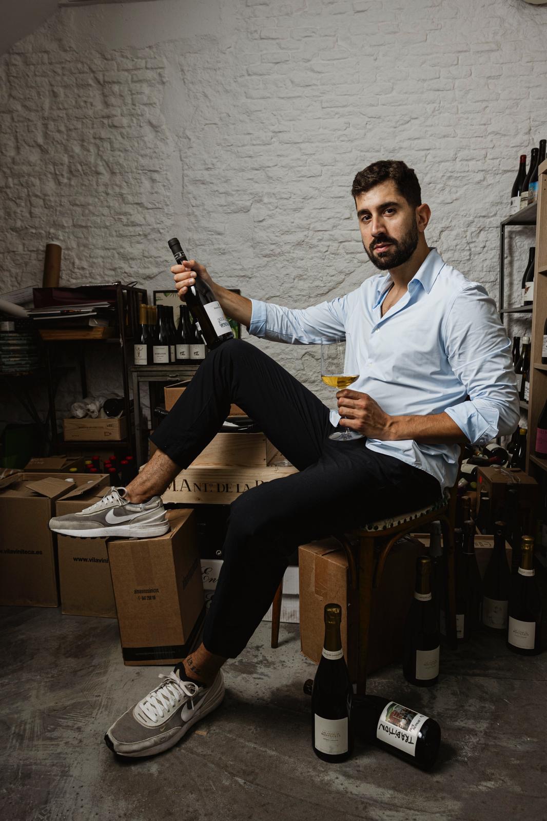 En el corazón del Barrio de las Letras nació hace cinco años Ganz Wine Bar, un lugar que cambió la manera de beber vino en Madrid. Su creador, Fernando Cundín, no viene de una saga bodeguera ni heredó una taberna. Su historia empieza con un trabajo adolescente entre botellas centenarias y polvo, y una curiosidad que pronto se convirtió en una pasión vital. 💫