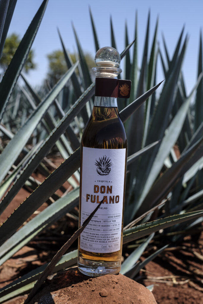 🌿 Don Fulano: origen, corazón y autenticidad Nacido en los Altos de Jalisco, en la familia Fonseca, con una tradición de agave que se remonta 140 años. “Estate-grown”: utiliza agaves maduros seleccionados en su propia finca. Destilación tradicional en cobre, doble destilado (pot still + columna), fermentación abierta con levadura propia, sin aditivos. Crianza en barricas europeas de roble usadas (Limousin, Nevers…), barriles de vino anteriores.