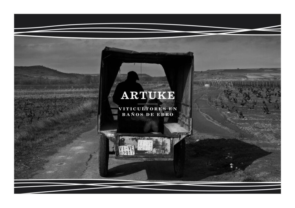 La historia de Bodegas y Viñedos Artuke nace en Baños de Ebro, una pequeña localidad de Rioja Alavesa, donde el trabajo centenario de la tierra y la pasión familiar por la vid se transformaron en un proyecto personal en 1991. Hoy, Arturo y su hermano Kike de Miguel dirigen un proyecto vinculado al lugar, profundamente consciente del origen de cada cepa y de cada parcela. El nombre de la bodega (Artuke) nace de su propia identidad: una fusión de sus dos nombres, símbolo de un trabajo hecho con corazón y responsabilidad.