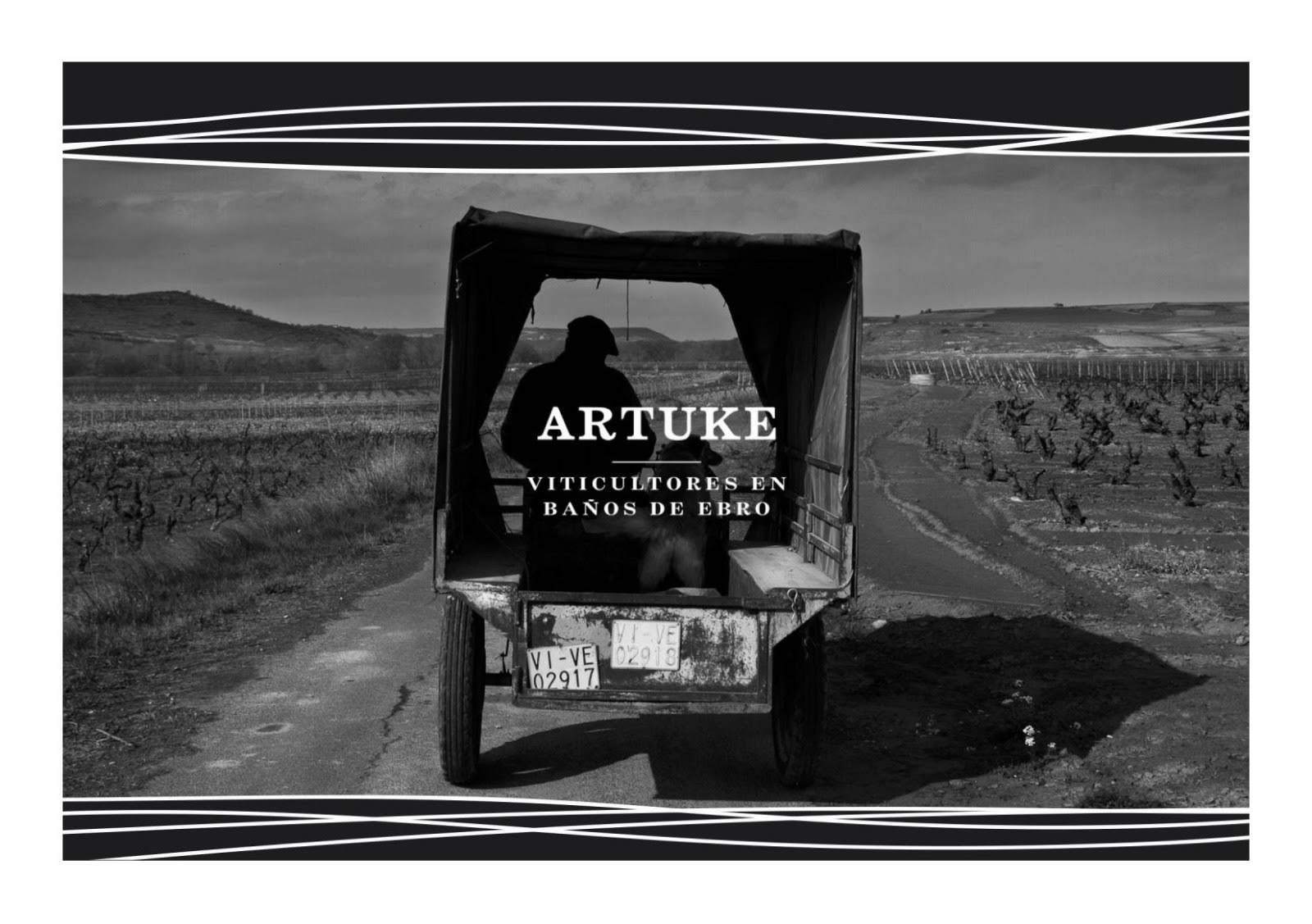 La historia de Bodegas y Viñedos Artuke nace en Baños de Ebro, una pequeña localidad de Rioja Alavesa, donde el trabajo centenario de la tierra y la pasión familiar por la vid se transformaron en un proyecto personal en 1991. Hoy, Arturo y su hermano Kike de Miguel dirigen un proyecto vinculado al lugar, profundamente consciente del origen de cada cepa y de cada parcela. El nombre de la bodega (Artuke) nace de su propia identidad: una fusión de sus dos nombres, símbolo de un trabajo hecho con corazón y responsabilidad.