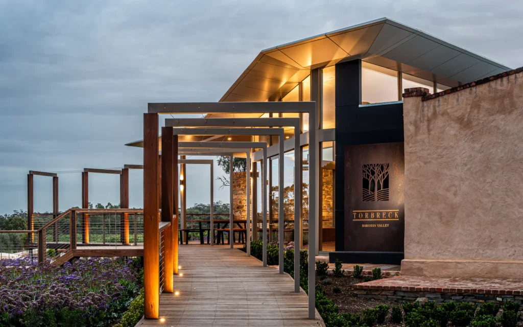 Nos visita Sacha Timaeus, embajador oficial de Torbreck, directamente desde Australia. Una oportunidad única para conocer, de primera mano, los secretos de estos viñedos históricos, su filosofía de trabajo y la visión que ha convertido a Torbreck en una de las bodegas más respetadas del mundo. No es solo una cata. Es una conversación con la historia viva de Barossa.