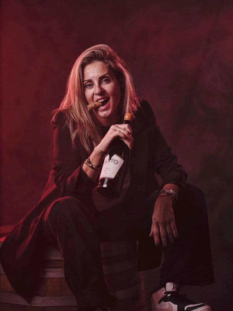 🌟 La voz más libre del Bierzo Hay nombres que transforman un paisaje… y Verónica Ortega es uno de ellos. Gaditana de nacimiento y berciana de corazón, Verónica decidió hacer su vida entre las viñas viejas del Bierzo, donde ha construido uno de los proyectos más personales y reconocidos del vino español contemporáneo. 