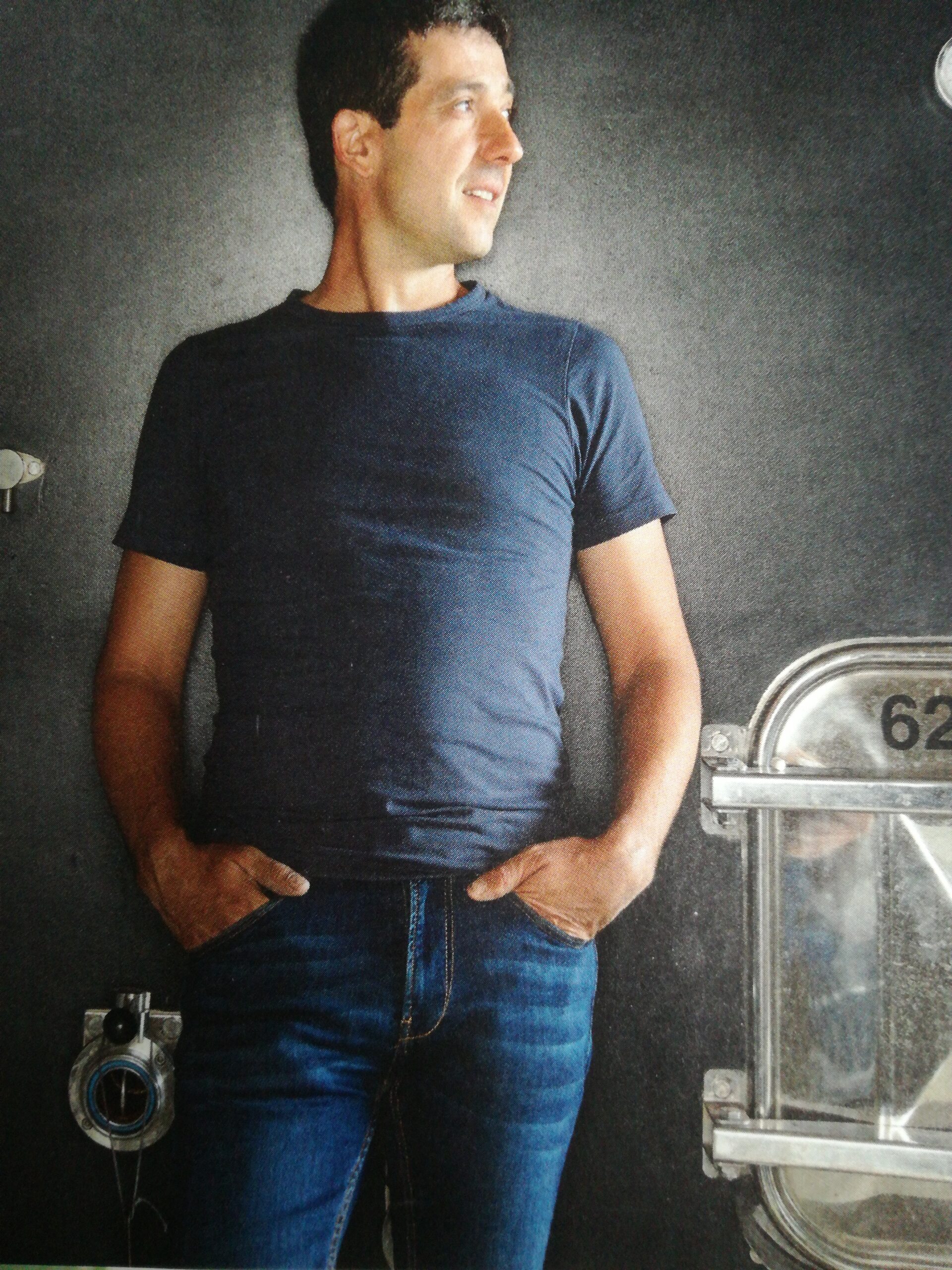 👤 Roberto Oliván: viticultor antes que bodeguero Roberto no es un enólogo de despacho. Es viticultor. Agricultor. Observador del paisaje. Su trabajo se basa en: 🌱 Viñas viejas en altura 🪨 Suelos pobres y vivos 🌿 Agricultura respetuosa 🍇 Rendimientos bajos 🍷 Intervención mínima en bodega Cada vino nace en el campo y se termina de escribir en la copa. Por eso, esta cata no es solo probar botellas. Es escuchar directamente al creador.